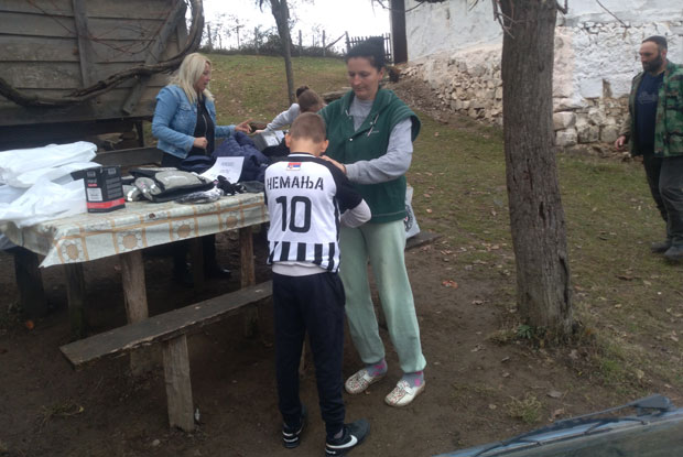 Немања хтео партизановски уместо Звездиног дреса: Клуб из Хумске обрадовао Јевтиће који живе у трошној кући старој више од века